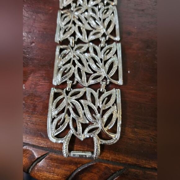 Coro Silver Leaf Bracelet - Picture 2 of 6